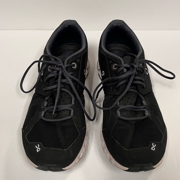 On Running On Cloud Sneakers - Classic Black and White Size 7.5 - Picture 3 of 13